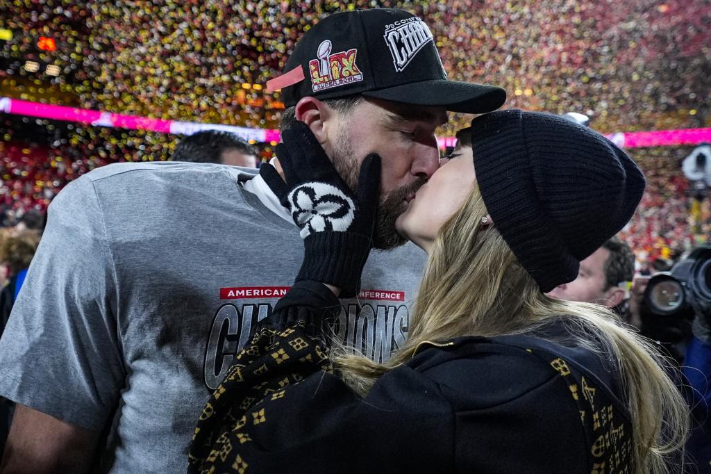 Kansas City Chiefs tight end Travis Kelce and Taylor Swift kiss