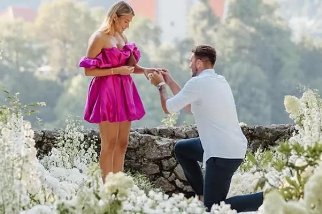 Luka Doncic proposing to model Anamaria Goltes.