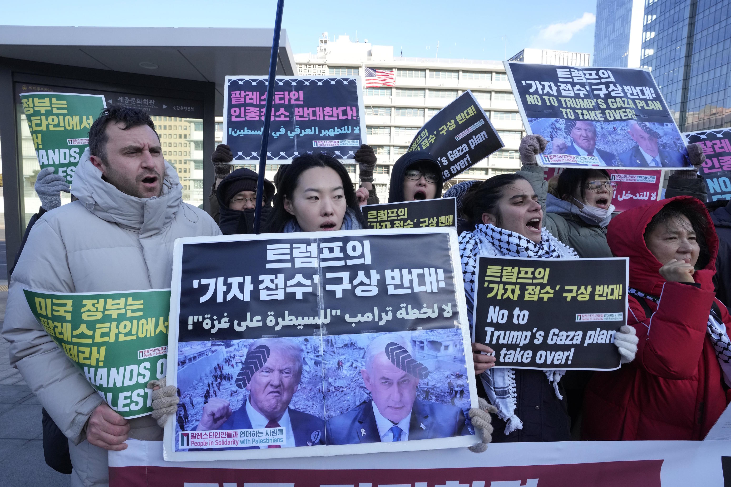 People protest against Donald Trump's proposal for the Gaza Strip.