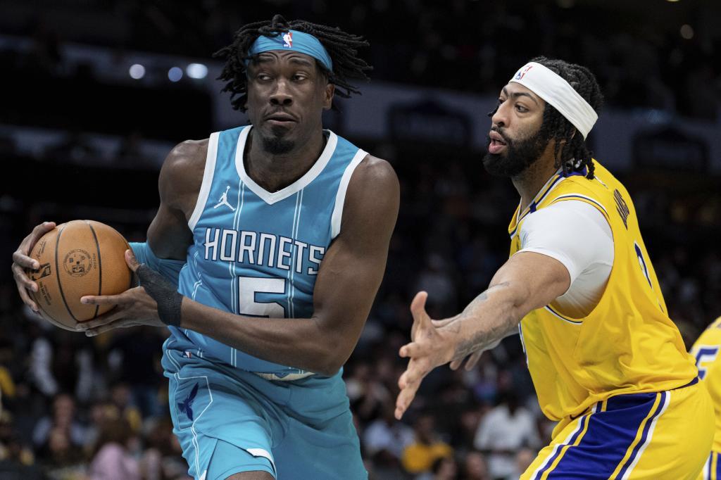 Los Angeles Lakers forward Anthony Davis, right, guards against Charlotte Hornets center Mark Williams, left