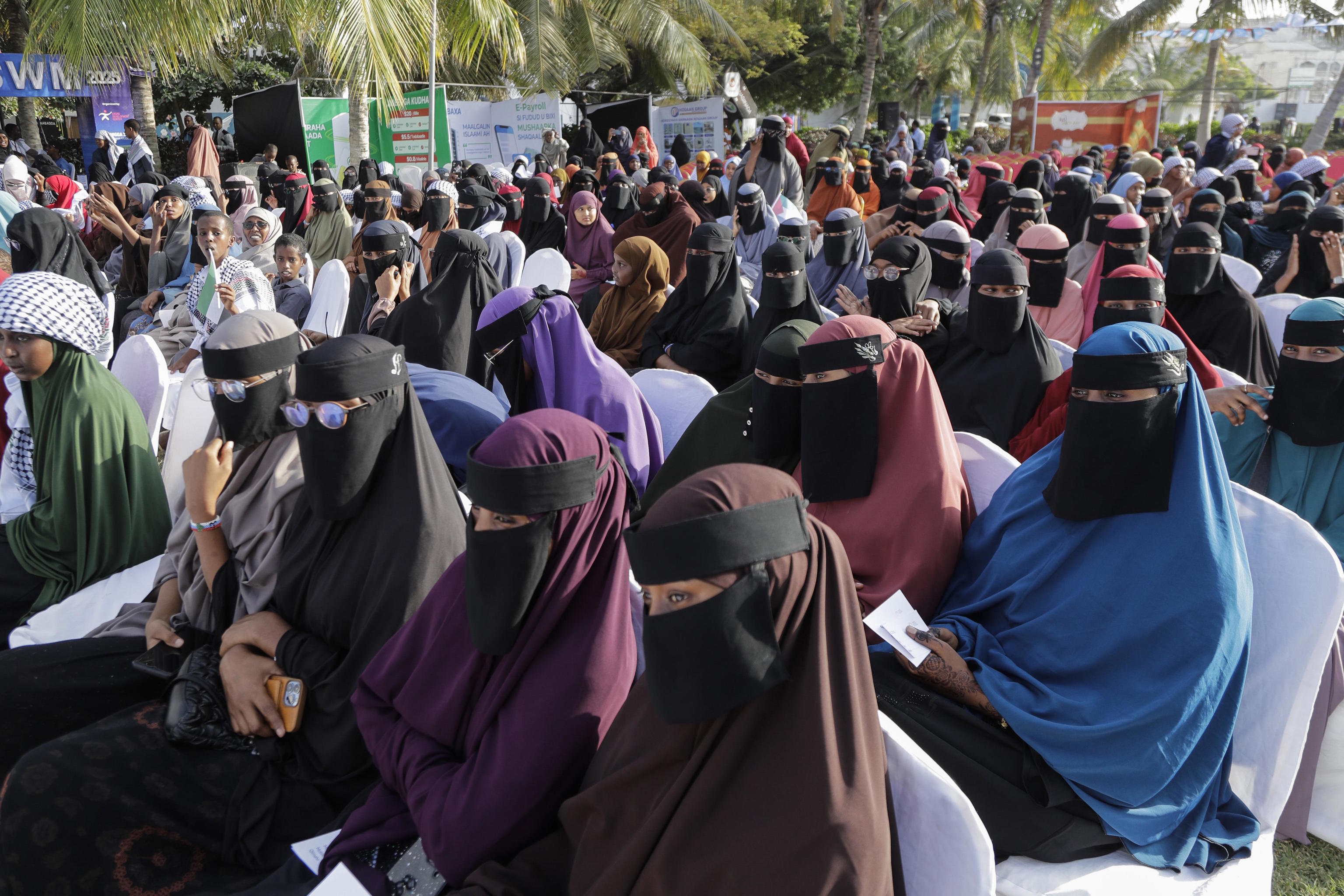 Somalis gather to protest against Trump's proposal for the Gaza Strip.