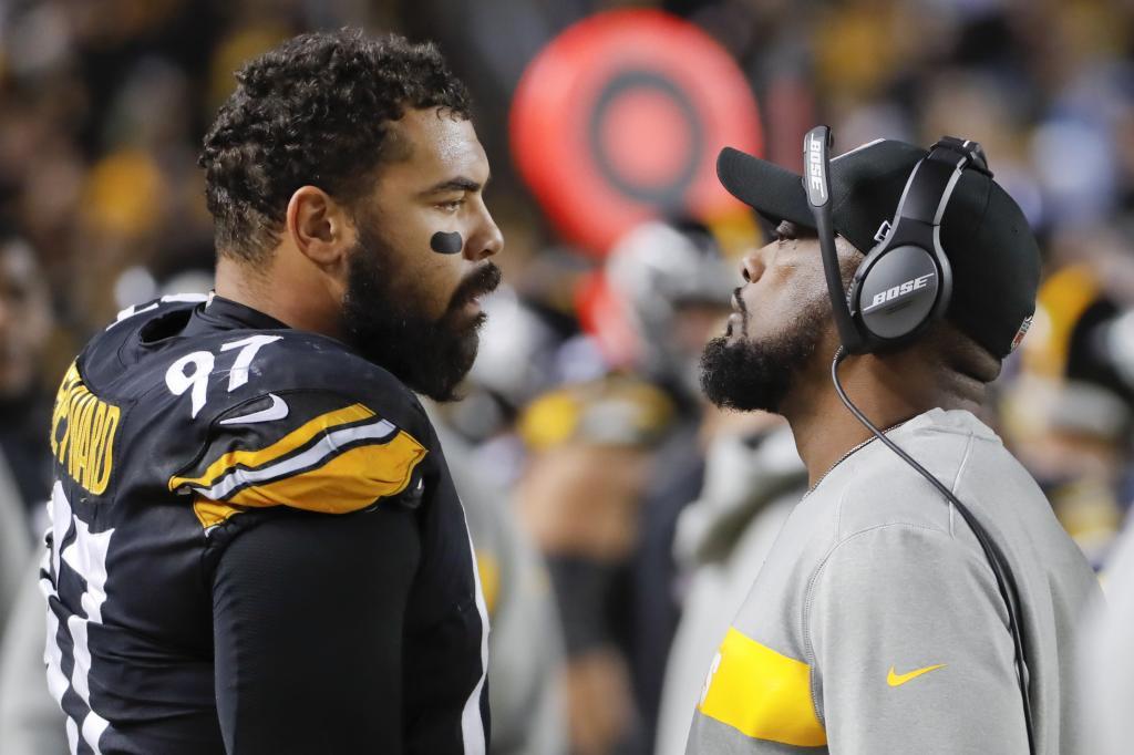 Pittsburgh Steelers head coach Mike Tomlin, right, talks with defensive end Cameron Heyward (97) in the second half of an NFL football game against the Los Angeles Chargers