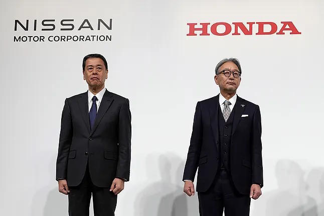 Nissan's CEO, Makoto Uchida (left), and Honda's CEO, Toshihiro Mibe (right).