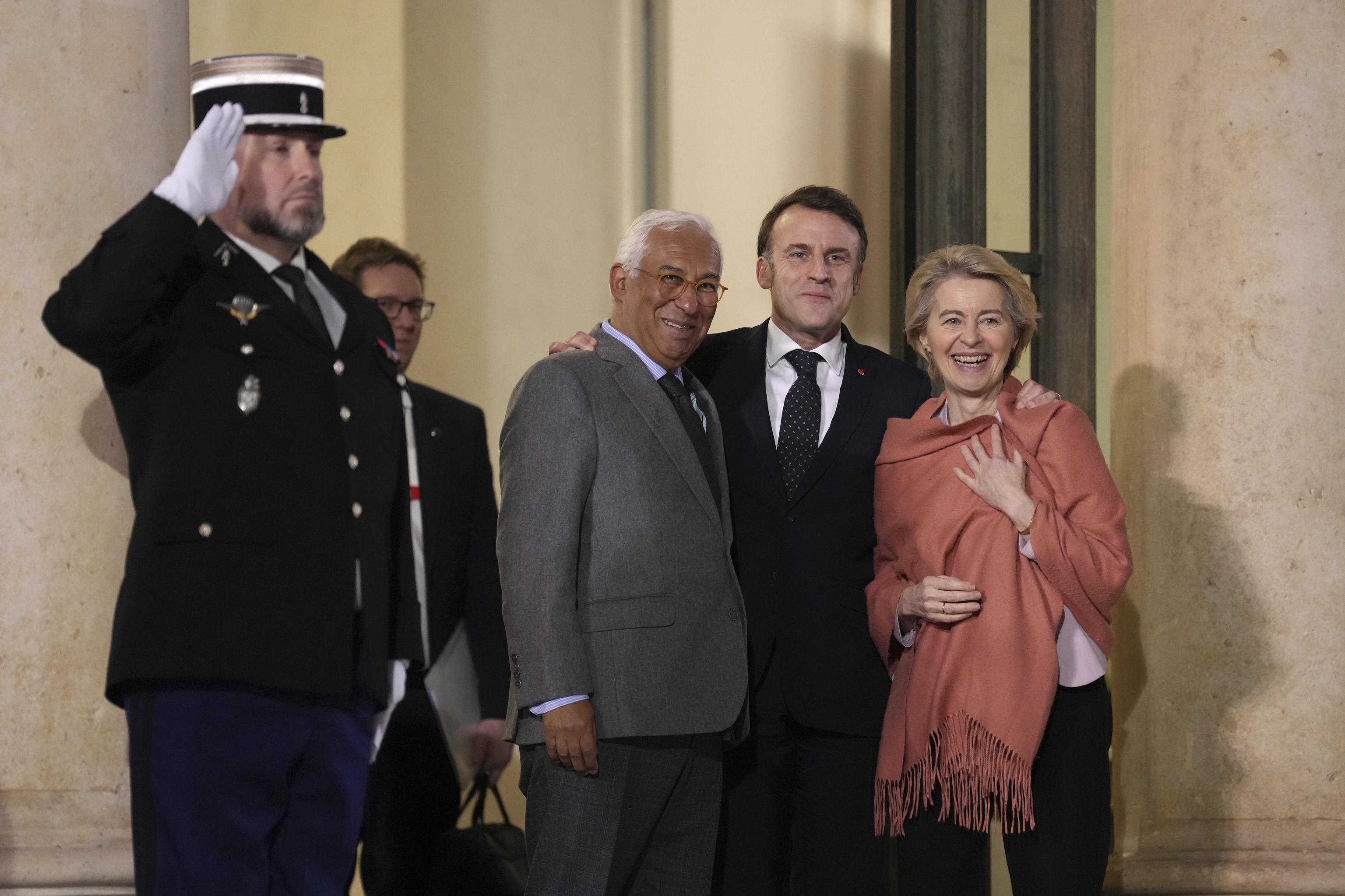 Emmanuel Macron alongside Ursula von der Leyen and Antonio Costa.