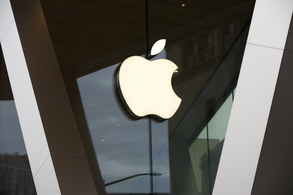 An Apple logo adorns the facade of the downtown Brooklyn Apple store