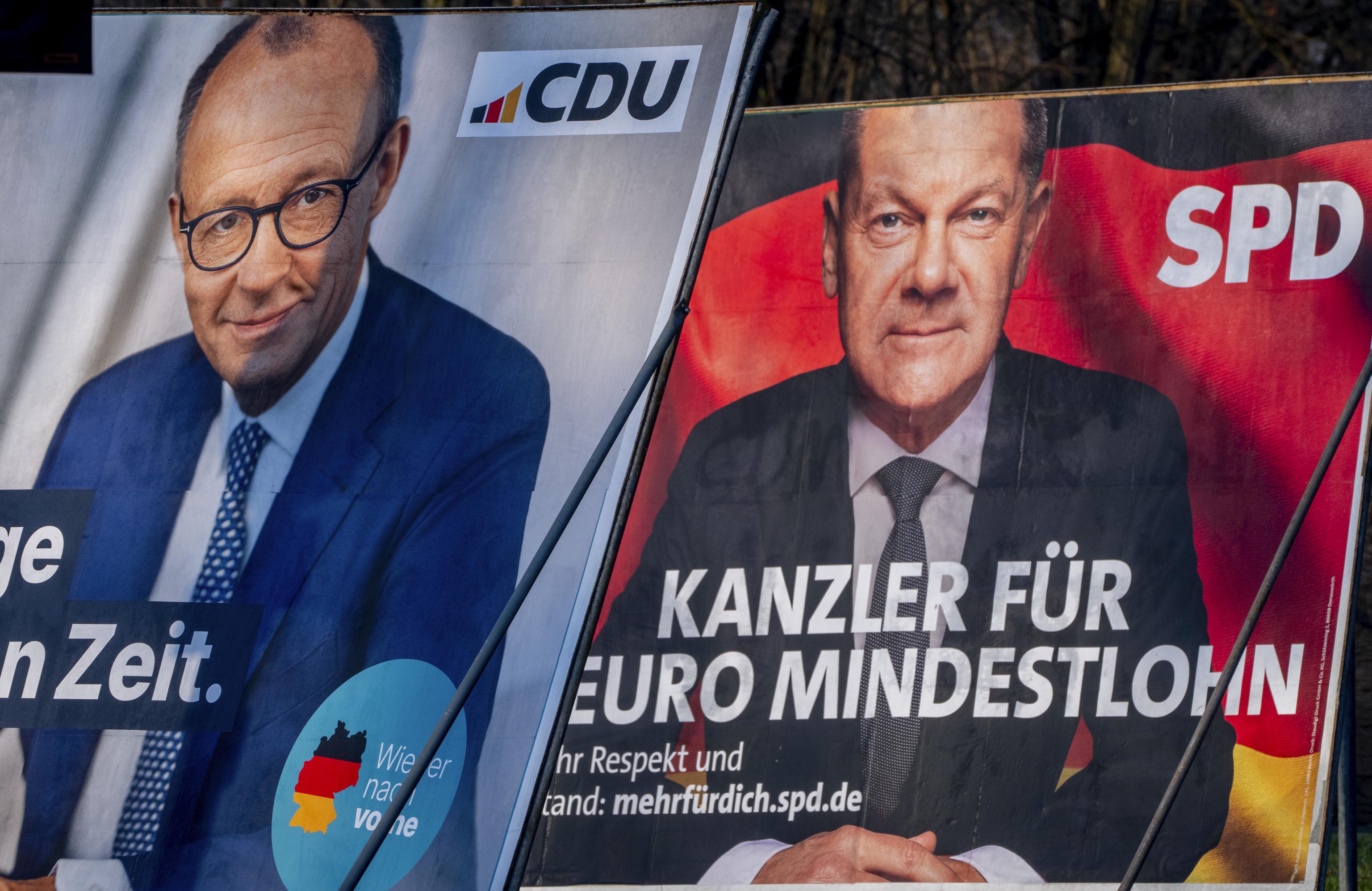 Election posters showing Chancellor Scholz (r) and CDU top candidate Merz.