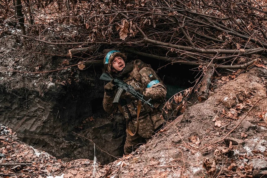 A soldier warns his comrades of the presence of a drone.