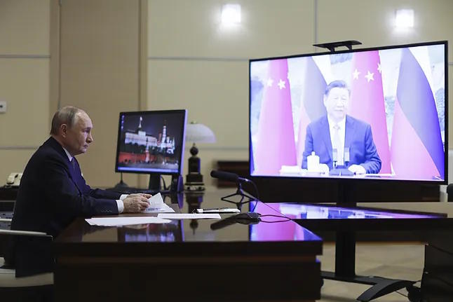 Russian President Vladimir Putin talks with his Chinese counterpart.