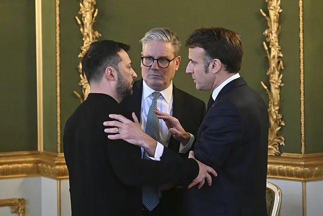 Keir Starmer, in the center, with Zelenski (left) and Macron.