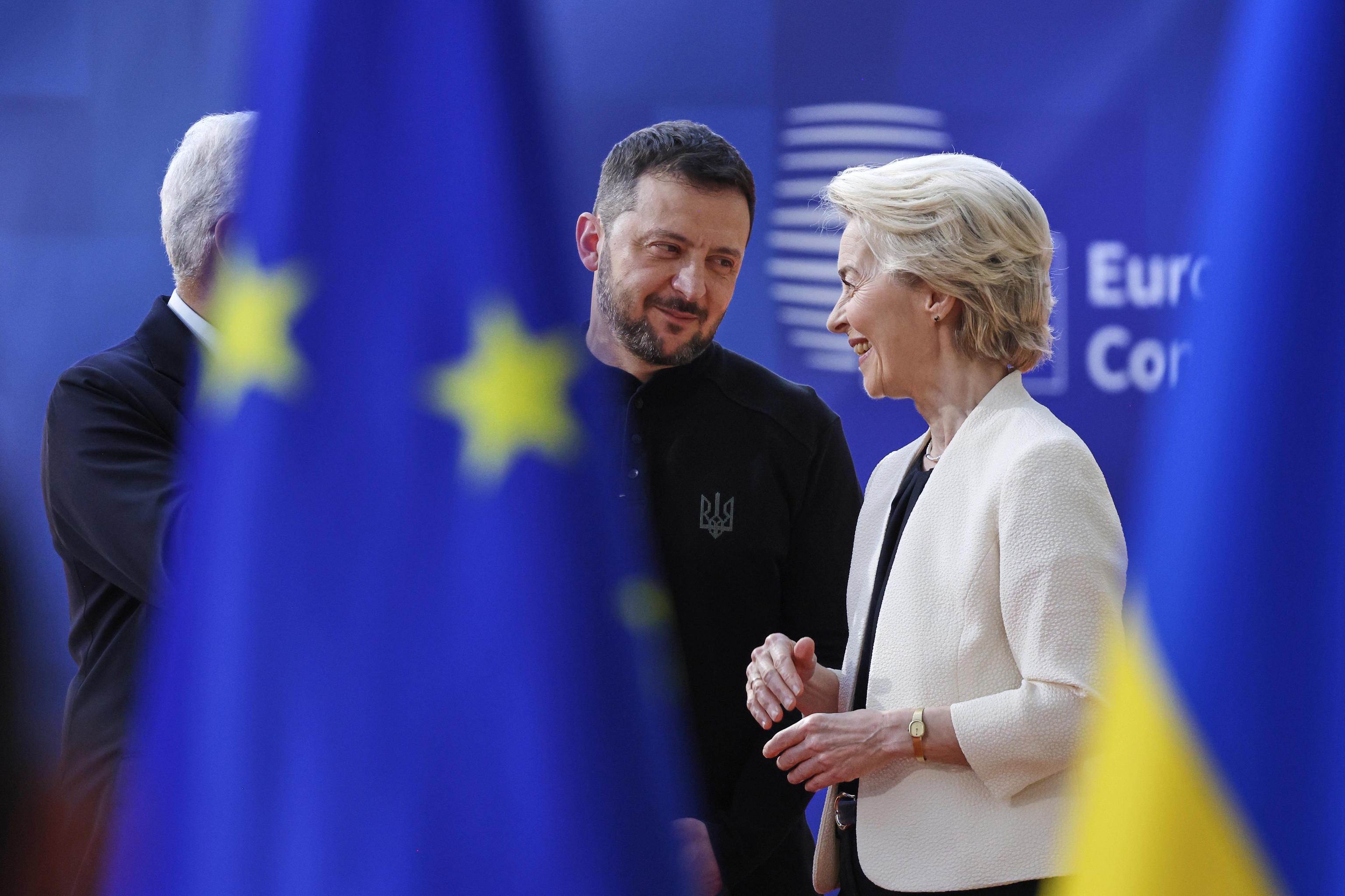 Ursula von der Leyen speaks with Ukraine's President Volodymyr Zelenskyy.