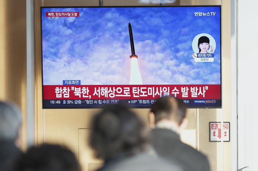 A TV screen shows a report of North Korea's missiles launch