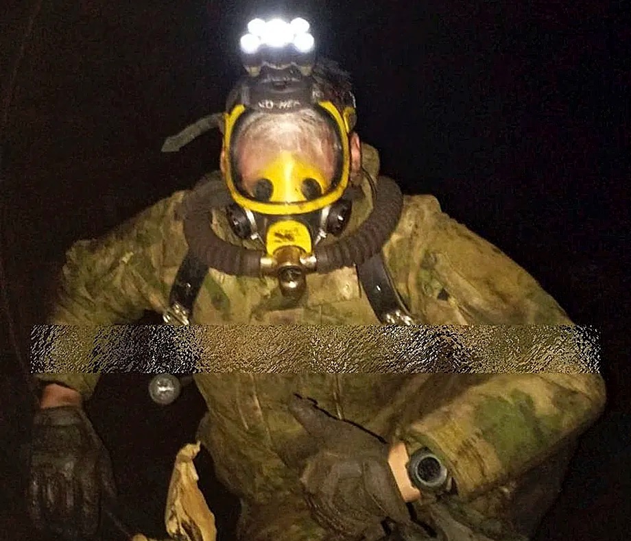 A member of the Russian special forces, inside the pipeline to infiltrate Kursk.