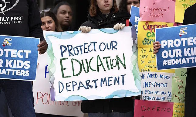 Concentration in front of the Department of Education headquarters in Washington.