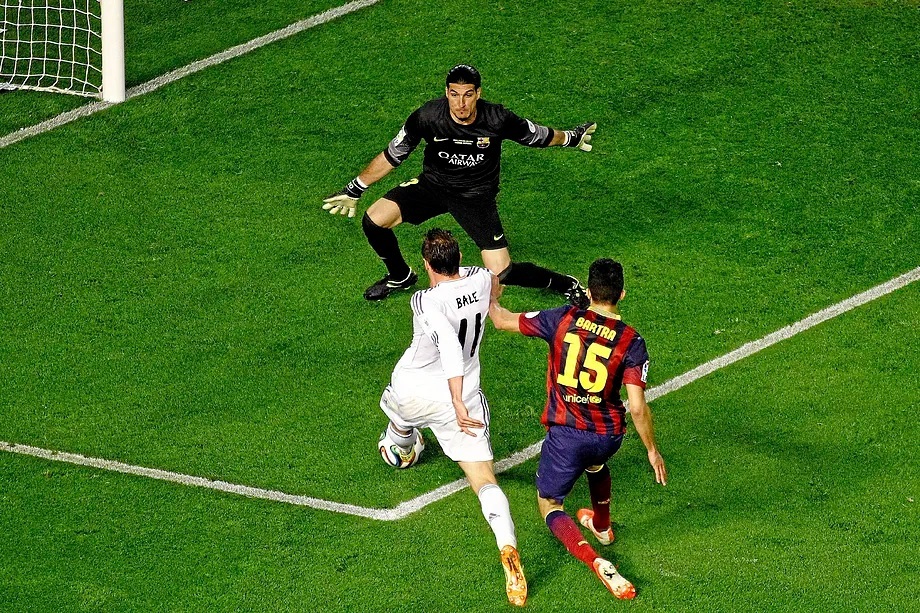 Bale scores against Bartra and Pinto in the 2014 final.