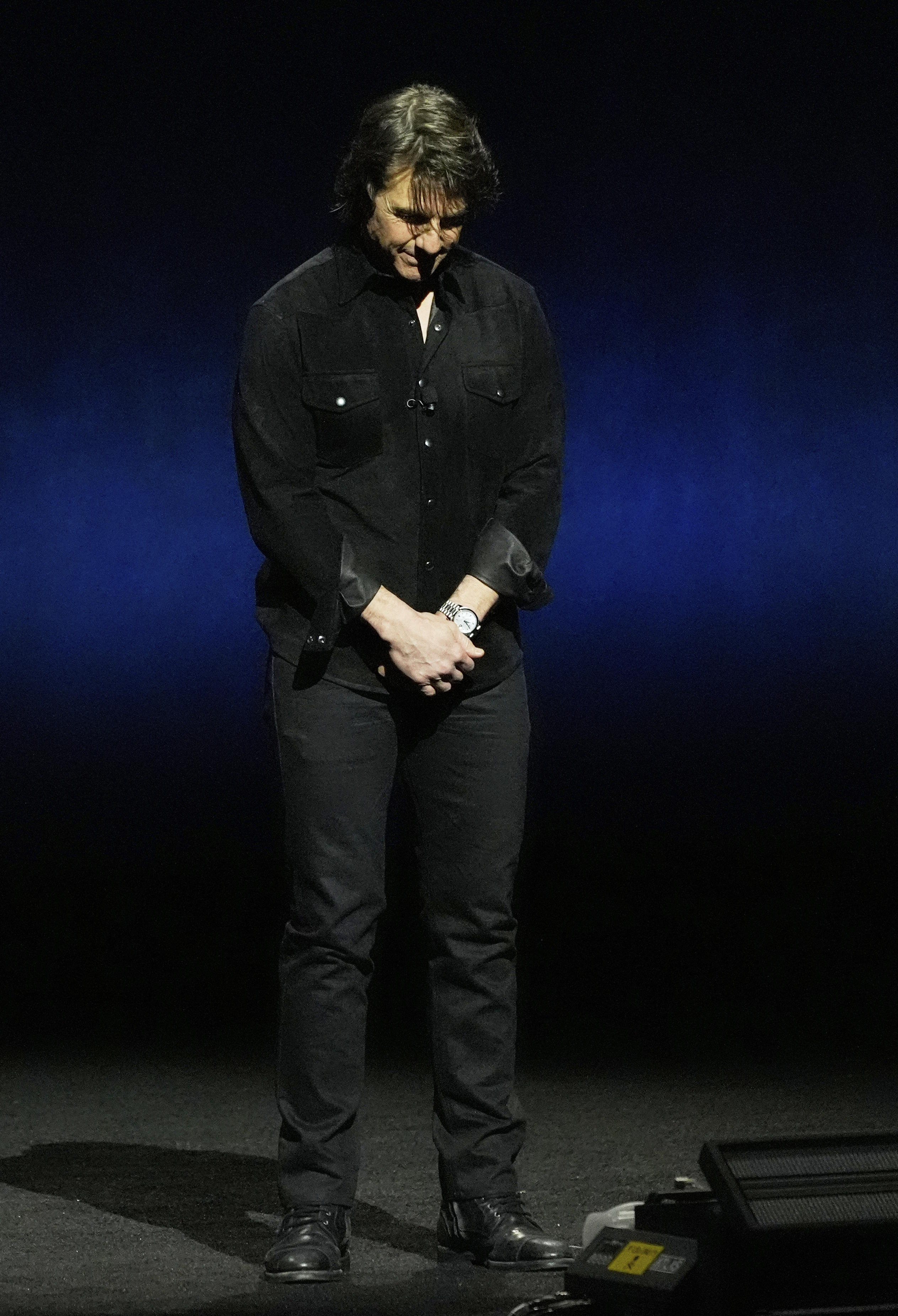 Tom Cruise leads a moment of silence for late actor Val Kilmer.