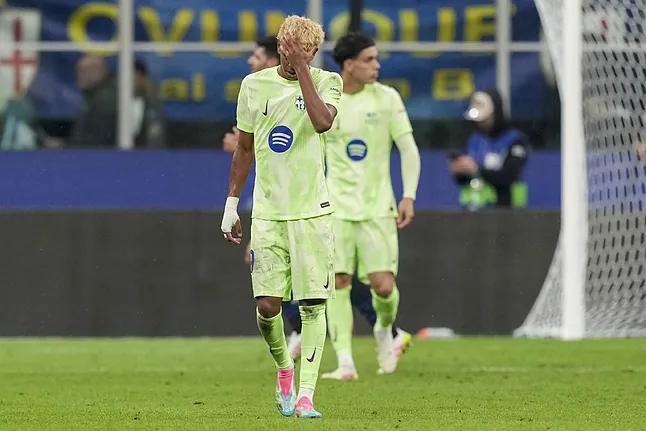Lamine Yamal laments on the Giuseppe Meazza pitch.