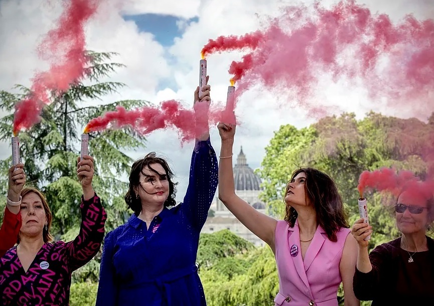 Pink smoke at Gianicolo, this Wednesday, in Rome.
