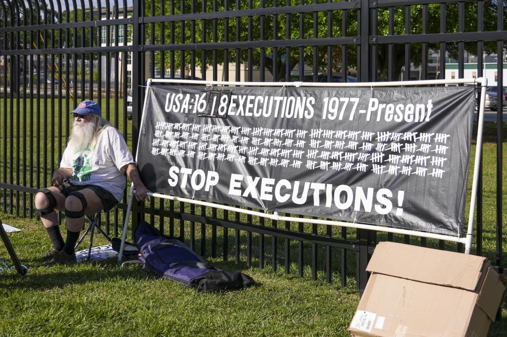 Ron Kaz demonstrates outside the site of the scheduled execution of South Carolina inmate Mikal Mahdi i
