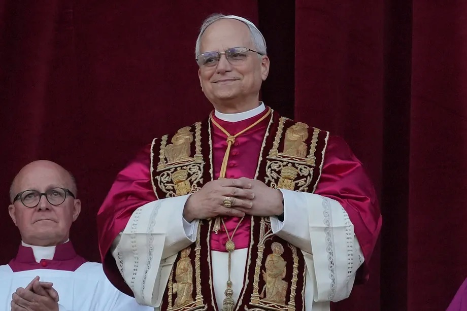 The new Pope, Leo XIV, greets the faithful from the balcony of St. Peter's Basilica, this Thursday.