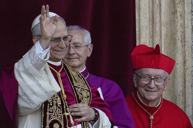 Pope Leon XIV, on the left, next to the master of ceremonies Diego Giovanni Ravelli and the former Secretary of State of the Vatican, Pietro Parolin.