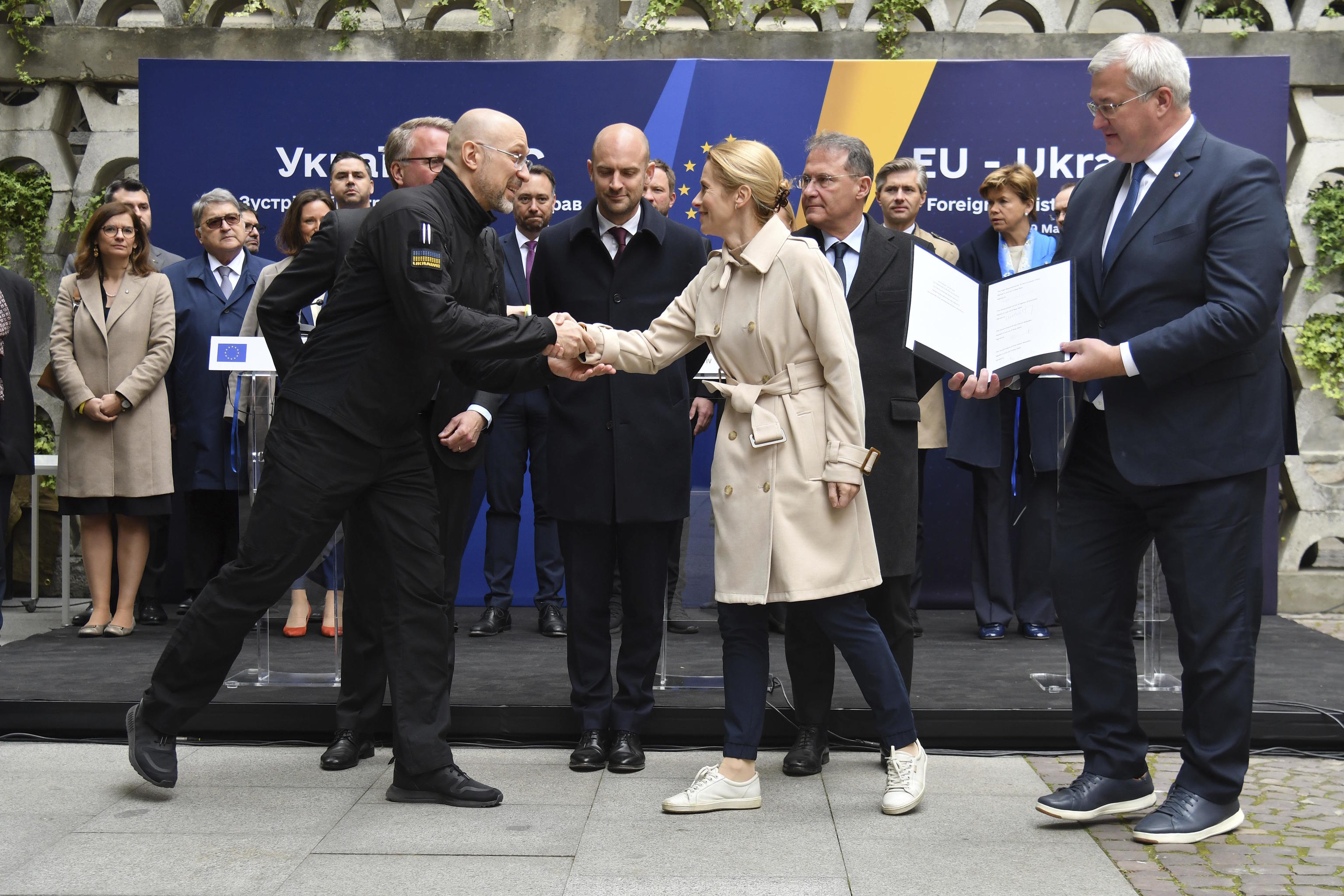 Minister Denys Shmyhal and High Representative of the European Union for Foreign Affairs and Security Policy Kaja Kallas shake hands.