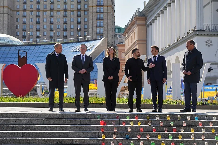 Tusk, Starmer, Olena Zelenska, Volodimir Zelensky, Macron, and Merz, this Saturday, in Kiev.