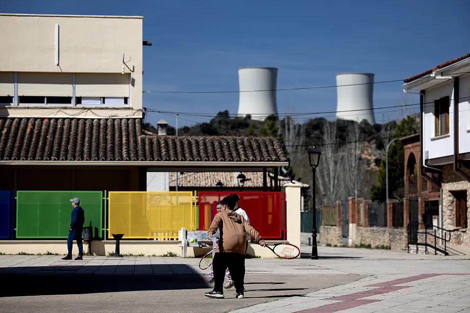 Children playing in Trillo, Guadalajara, next to the nuclear power plant.
