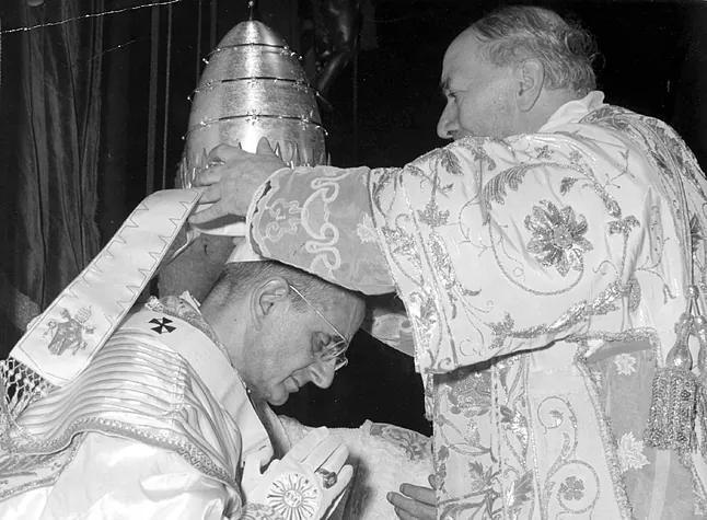 Paul VI, at the moment of being crowned with the triple papal crown, in 1963.