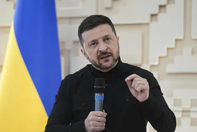 Volodymyr Zelensky speaks to the media at the Ukrainian embassy in Ankara (Turkey) this Thursday.