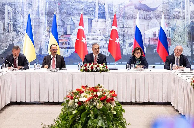 Turkish Minister of Foreign Affairs Hakan Fidan (C) attends the meeting between the Ukrainian and Russian delegations in Istanbul.