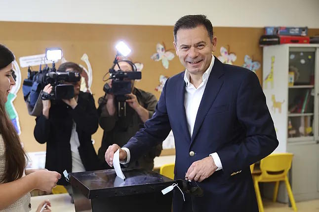 Portuguese Prime Minister Lus Montenegro voting in Espinho this Sunday.