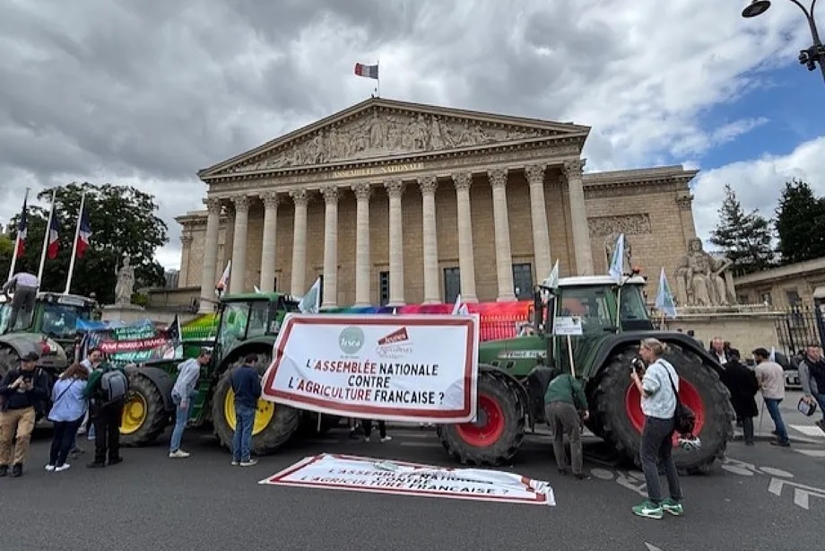 Several tractors in front of the National Assembly in Paris.