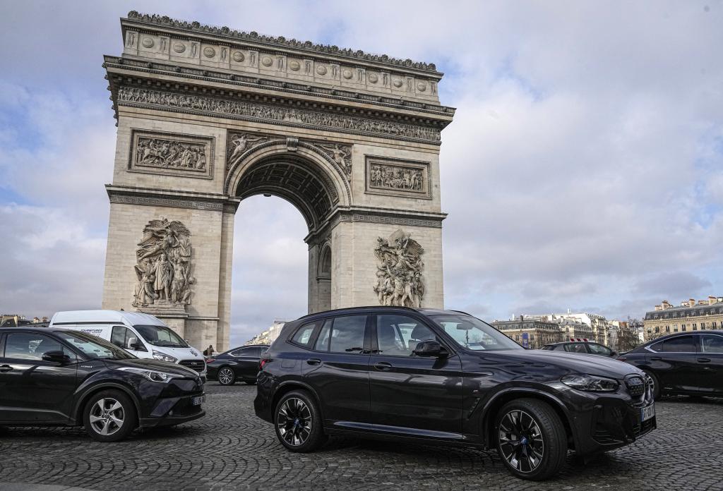 SUVS on the Champs-lyses Avenue.