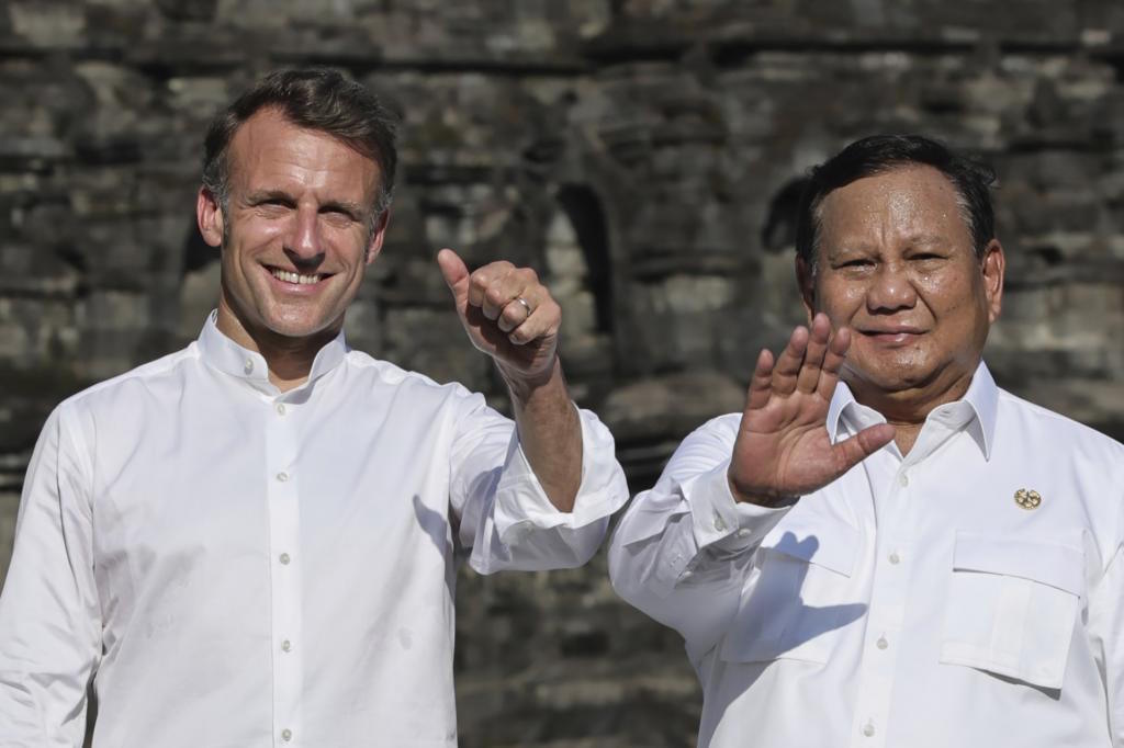 France's President Macron, left, and Indonesian President Prabowo Subianto.