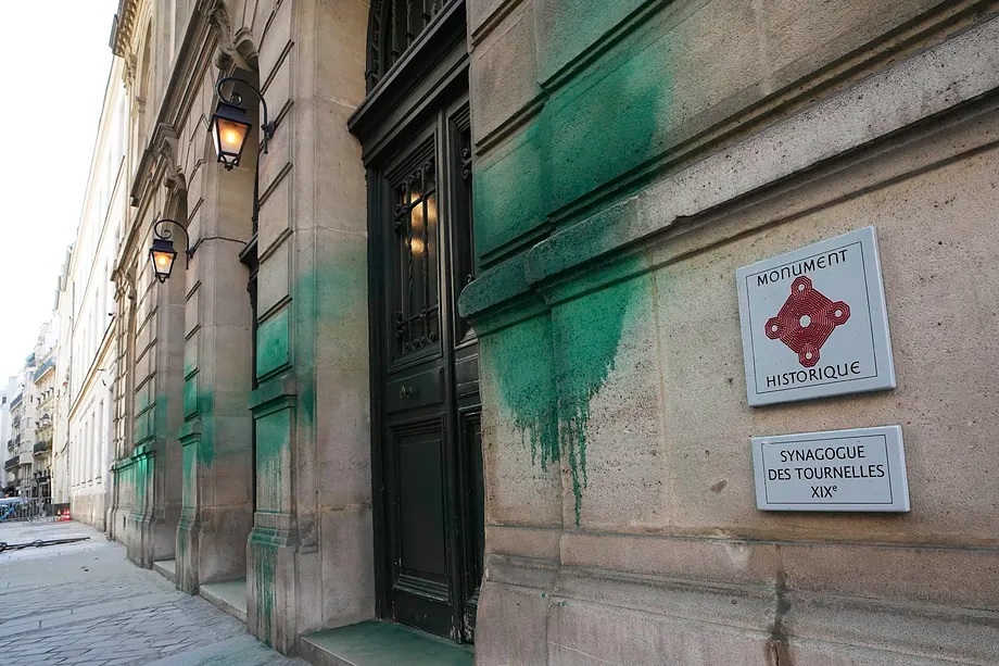 The Tournelles synagogue painted green this Saturday in Paris.