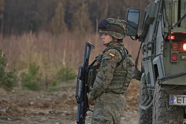A Spanish soldier from the Army is conducting maneuvers in the Slovak field of Lest.