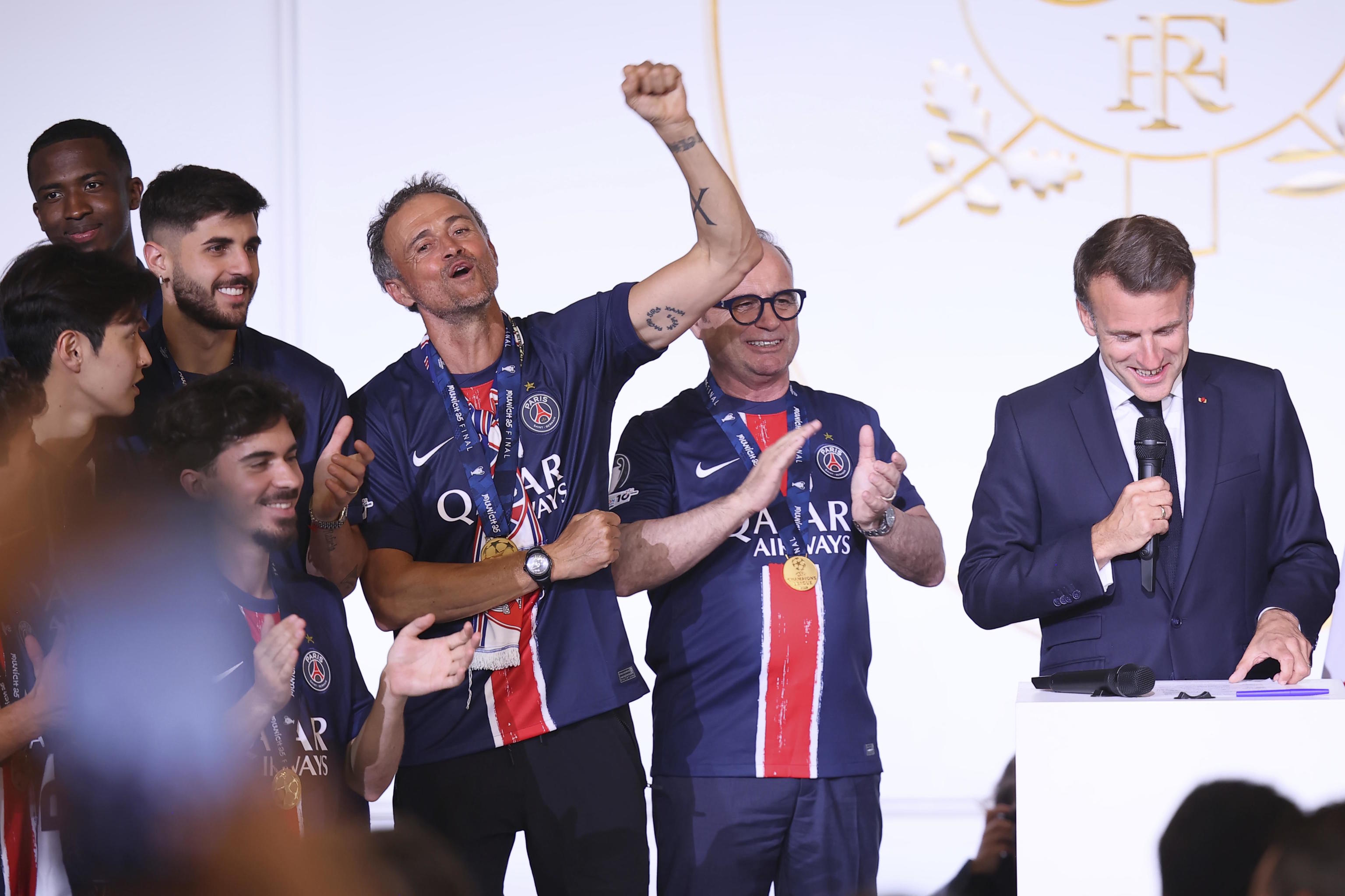 Luis Enrique with Macron.