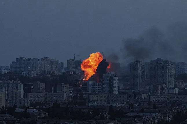 An explosion in Kiev following a Russian attack this Friday.Evgeniy Maloletka.