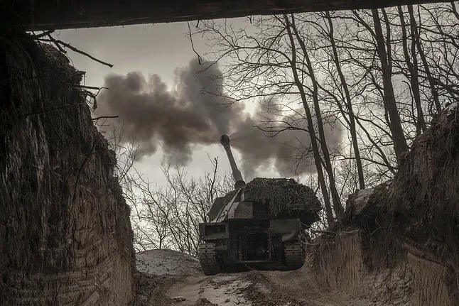 A self-propelled AS-90 cannon fires at Russian infantry.
