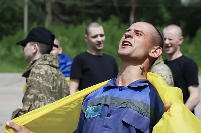 A exchanged prisoner, with the Ukrainian flag.