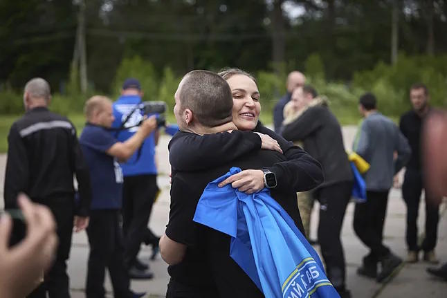 Ukrainian soldiers arrive in the Chernihiv region to reunite with their families.