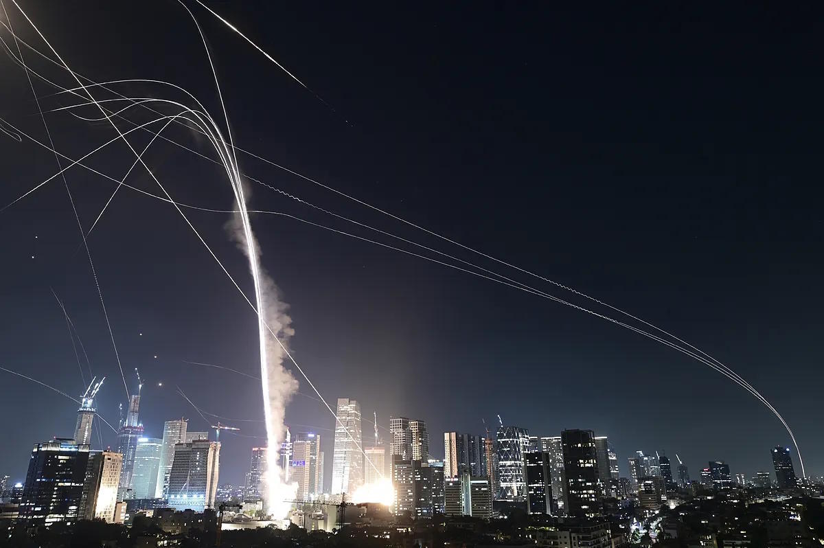 The Israeli air defense system 'Iron Dome' fires rockets to intercept Iranian missiles over Tel Aviv, this Friday.Tomer Neuberg.