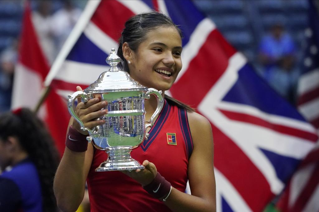 Emma Raducanu, of Britain, holds up the U.S. Open championship trophy