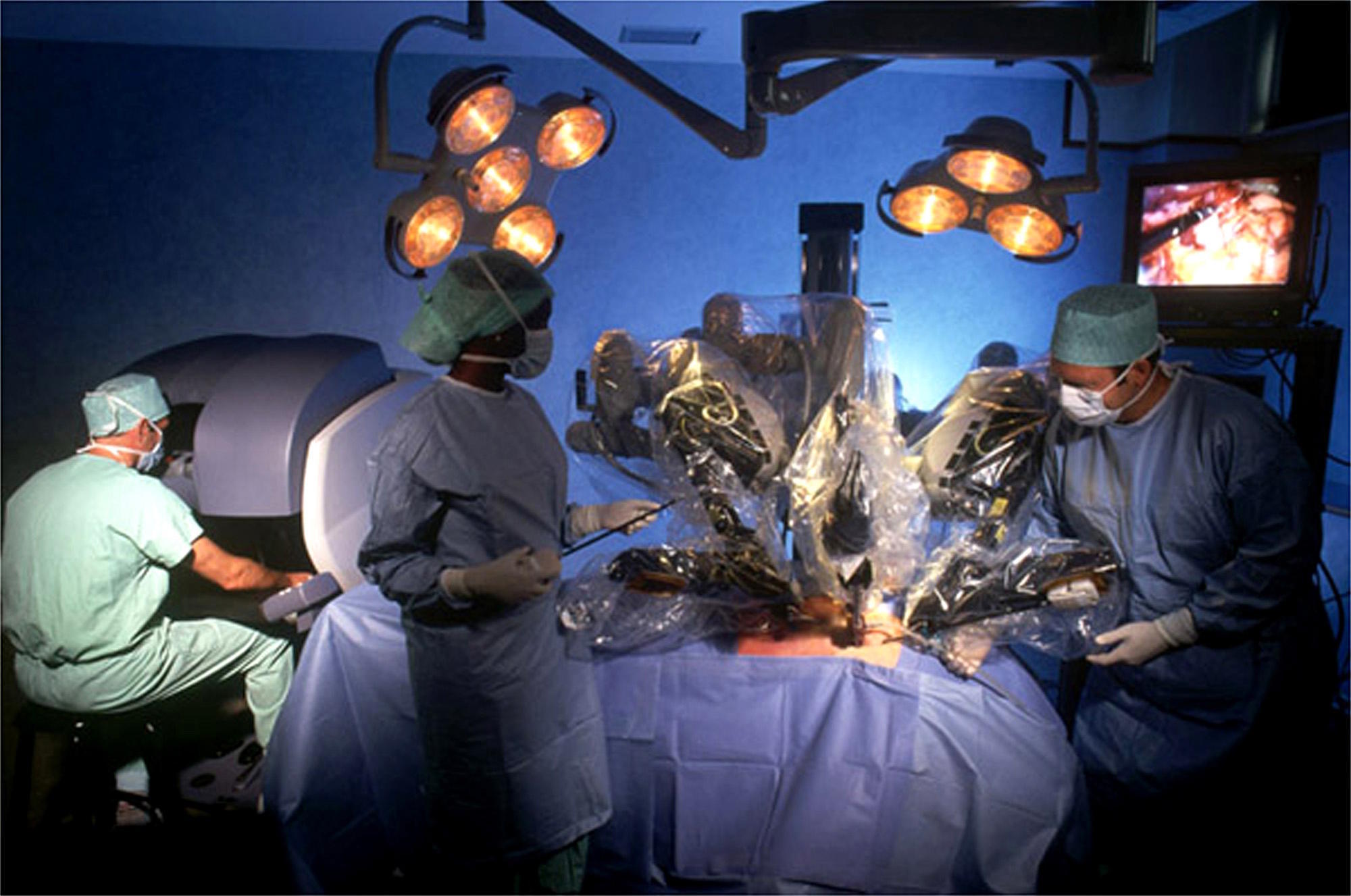 A team of doctors performs an operation with the computer-controlled "Da Vinci" robot.