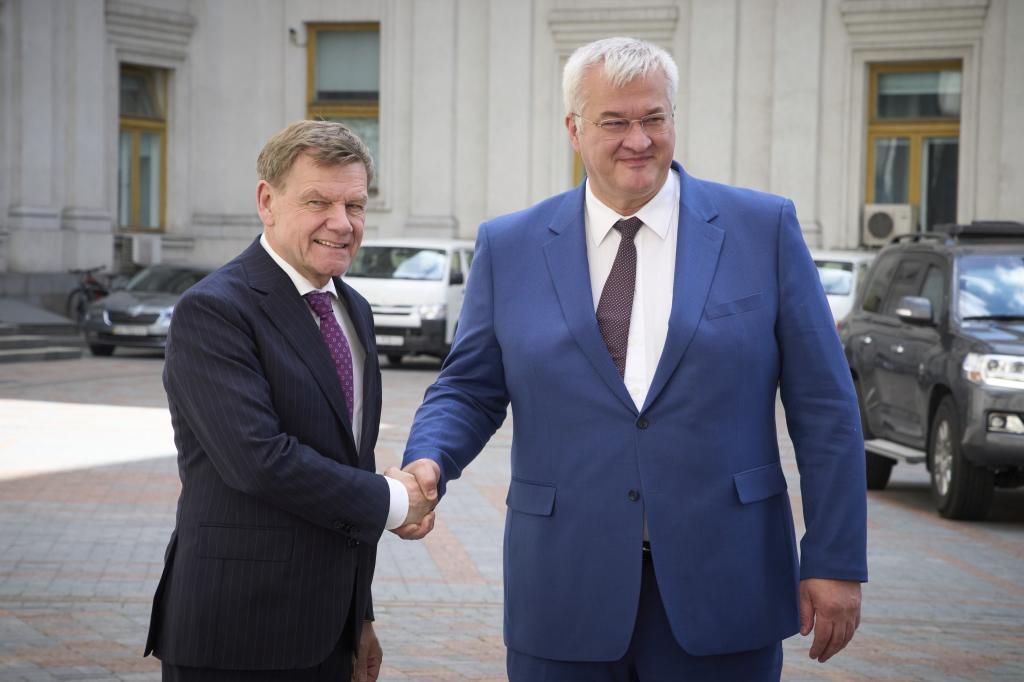 German Foreign Minister Johann Wadephul, left, and Ukrainian Foreign Minister Andrii Sybiha