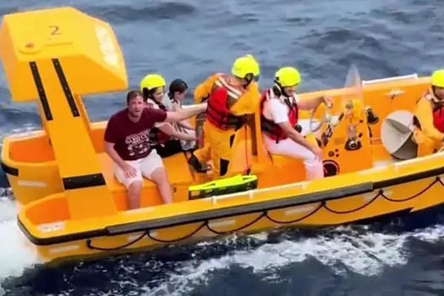 Capture of the rescue boat, with the father and daughter safe.