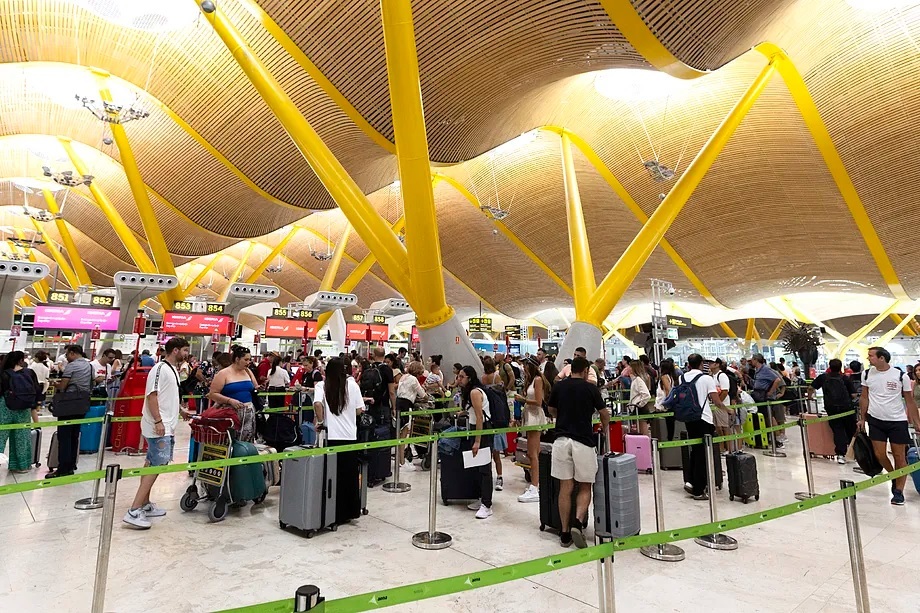 Lines at Terminal 4 of Barajas to check luggage.