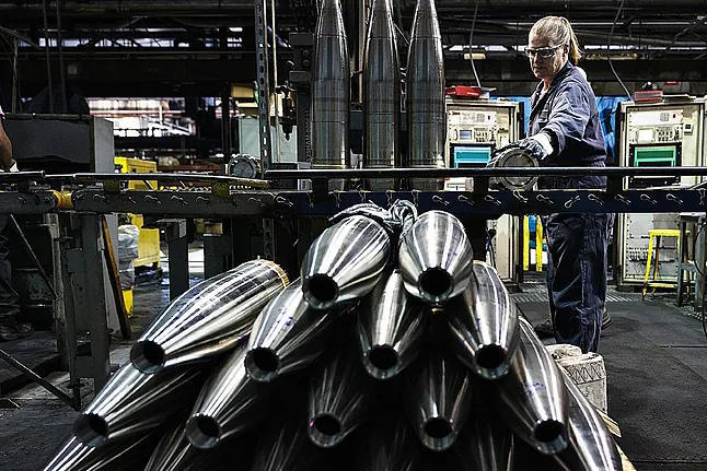 An employee moves an M795 artillery shell at a plant in Scranton, Pennsylvania (USA).