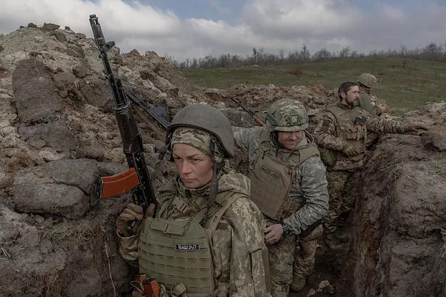 Several Ukrainian soldiers during an exercise.