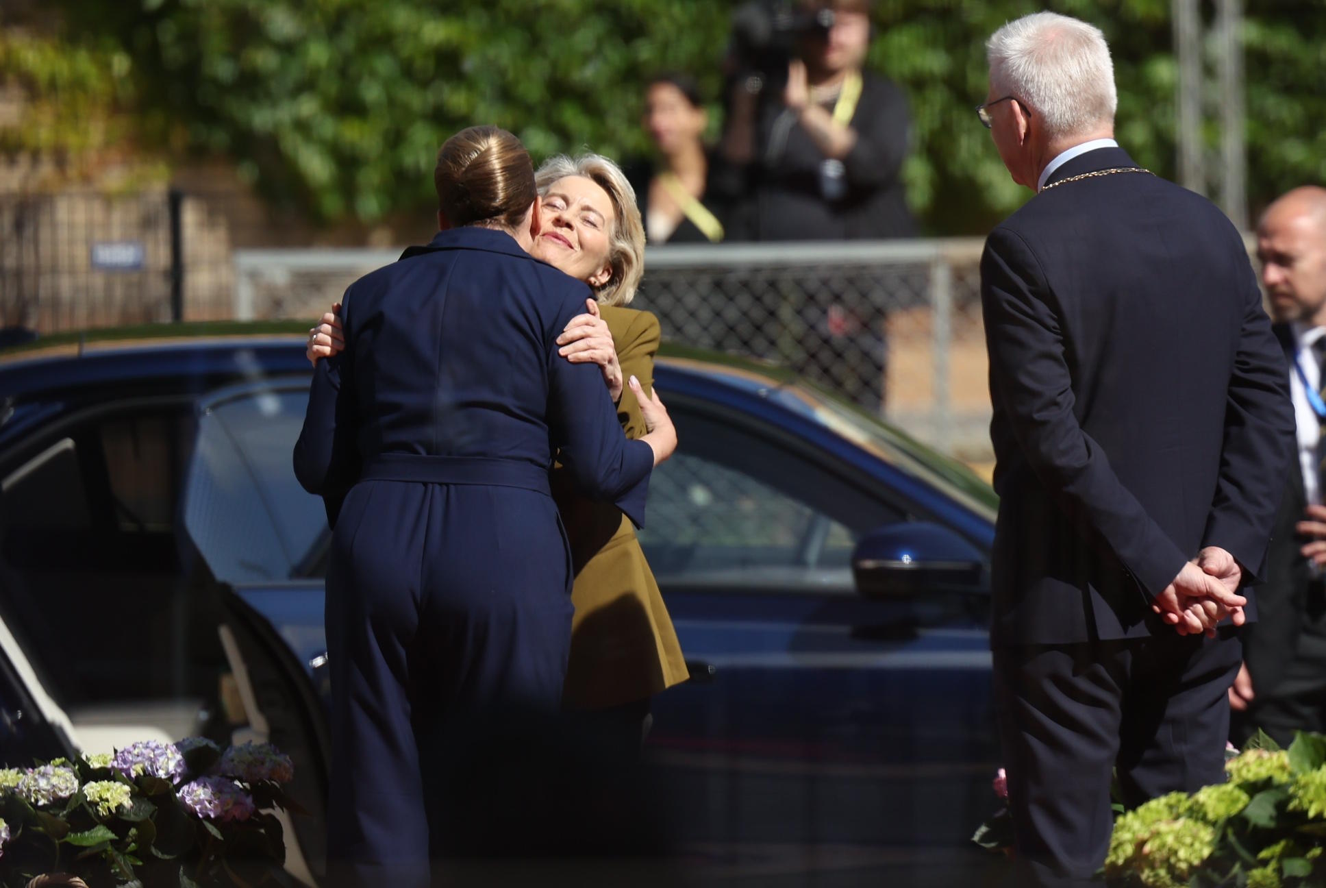 Ursula von der Leyen greets Mette Frederiksen.